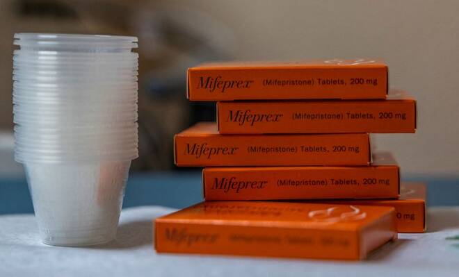 FOTO DE ARCHIVO: Cajas de mifepristona, la primera píldora administrada en un aborto médico, se preparan para los pacientes en la Clínica Reproductiva de Mujeres de Nuevo México en Santa Teresa