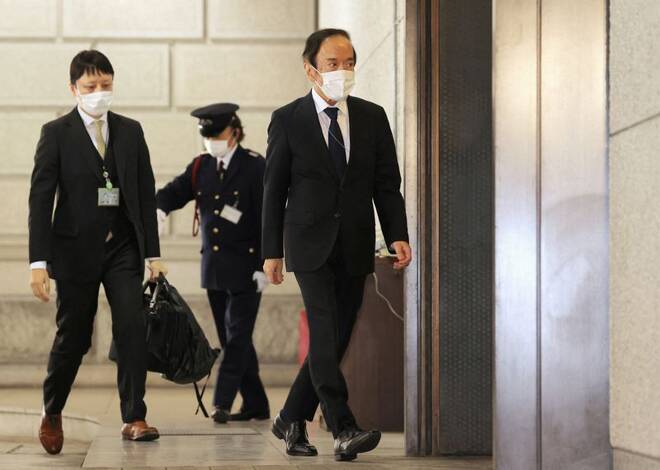 El nuevo gobernador del Banco de Japón, Kazuo Ueda, llega a la sede del banco en su primer día de trabajo en Tokio