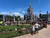 FOTO DE ARCHIVO: Gente en Walt Disney World Magic Kingdom en Orlando, Florida, EEUU