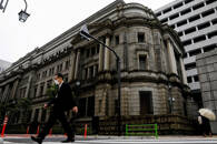 FOTO DE ARCHIVO. Un hombre pasa por delante de la sede del Banco de Japón, en Tokio, Japón