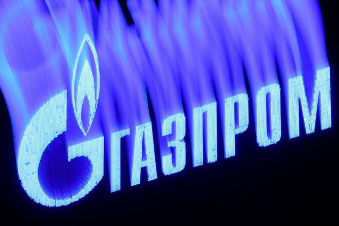 FOTO DE ARCHIVO. El logo de la empresa Gazprom en la fachada de un centro de negocios en San Petersburgo, Rusia