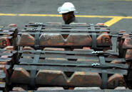 Imagen de archivo de un operario revisando un cargamento de cobre para su exportación a Asia desde el puerto de Valparaíso, Chile