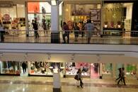 FOTO DE ARCHIVO: Compradores pasean por un centro comercial de Refice
