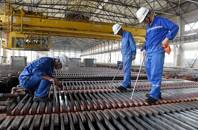 FOTO DE ARCHIVO: Trabajadores inspeccionan la producción de cátodos de cobre en una planta de Jinlong Copper en Tongling