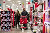 FOTO DE ARCHIVOS. Unos clientes realizan las compras en una tienda Target en Chicago, Illinois. Noviembre. 25, 2022. REUTERS/Jim Vondruska
