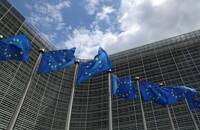 FOTO DE ARCHIVO: Banderas de la Unión Europea fuera de las centrales de la Comisión Europea en Bruselas
