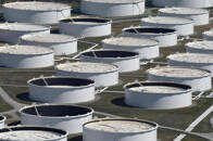 FOTO DE ARCHIVO: Tanques de almacenamiento de petróleo se ven desde arriba en el centro petrolero de Cushing, en Cushing, Oklahoma