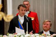 El presidente francés, Emmanuel Macron, habla durante el banquete de Estado con el rey neerlandés Guillermo Alejandro, en Ámsterdam