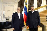 FOTO DE ARHCIVO: El presidente venezolano, Nicolás Maduro, se reúne con el ministro de Petróleo iraní, Javad Owji, en Teherán