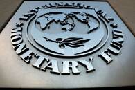 FOTO DE ARCHIVO: El logotipo del FMI en el exterior de la sede central en Washington
