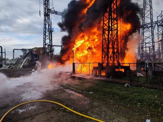 FFOTO DE ARCHIVO: Los bomberos trabajan para apagar un incendio en instalaciones de infraestructura energética, dañadas por un ataque con misiles rusos