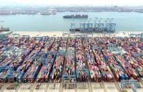 FOTO DE ARCHIVO: Una vista aérea muestra contenedores y buques de carga en el puerto de Qingdao