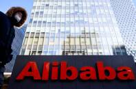 FOTO DE ARCHIVO: El logotipo de Alibaba Group en su oficina en Pekín