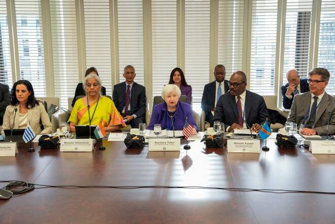 FOTO DE ARCHIVO. La secretaria del Tesoro de Estados Unidos, Janet Yellen, celebra una mesa redonda con ministros de Finanzas de países prestatarios y accionistas en el edificio del Fondo Monetario Internacional, en Washington, D.C., EEUU