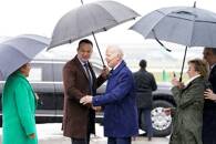 El presidente de Estados Unidos, Joe Biden, se reúne con la embajadora de Irlanda en Estados Unidos, Geraldine Byrne Nason, y el primer ministro de Irlanda (Taoiseach), Leo Varadkar, junto a Hunter Biden y Valerie Biden Owens, a su llegada al Aeropuerto Internacional de Dublín, en Dublín, Irlanda
