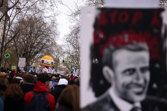 FOTO DE ARCHIVO: Manifestantes sostienen un dibujo que representa un retrato del presidente francés Emmanuel Macron durante una manifestación como parte del décimo día de huelgas y protestas a nivel nacional contra la reforma de las pensiones del gobierno francés en París
