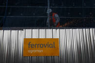FOTO DE ARCHIVO. Un soldador trabaja en una obra de Ferrovial de nuevos edificios residenciales, en Madrid, España