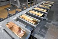 FOTO DE ARCHIVO: Lingotes de oro puro al 99,99 por ciento se colocan en una sala de trabajo en la planta de metales preciosos Krastsvetmet en la ciudad siberiana de Krasnoyarsk