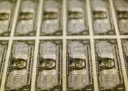 FOTO DE ARCHIVO: Billetes de un dólar de Estados Unidos se ven en una mesa de luz en la Oficina de Grabado e Impresión en Washington