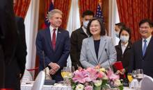 FOTO DE ARCHIVO. La presidenta de Taiwán, Tsai Ing-wen, junto a Michael McCaul, presidente del Comité de Asuntos Exteriores de la Cámara de Representantes de Estados Unidos, que encabeza una delegación de legisladores estadounidenses que visitan Taiwán, durante un almuerzo de trabajo en Taipéi, Taiwán