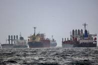 FOTO DE ARCHIVO. Los barcos se ven mientras esperan la inspección bajo la Iniciativa de Granos del Mar Negro, negociada por las Naciones Unidas y Turquía, en el fondeadero sur del Bósforo en Estambul, Turquía