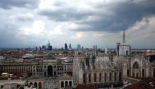 FOTO DE ARCHIVO: El distrito financiero y la catedral de Milán
