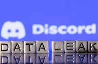 FOTO DE ARCHIVO: Letras de plástico dispuestas para que se lea "Filtración de datos" se colocan delante del logotipo de Discord en esta ilustración