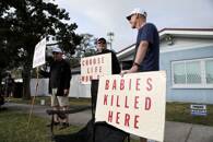 FOTO DE ARCHIVO: Activistas en contra del derecho al aborto frente al Bread and Roses Woman's Health Center, una clínica que practica abortos, en Clearwater