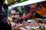 FOTO DE ARCHIVO. Una dependienta selecciona carne para un cliente en un supermercado, en Madrid, España