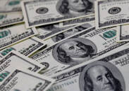 FOTO DE ARCHIVO: Billetes estadounidenses de cien dólares se ven en esta ilustración fotográfica tomada en Seúl