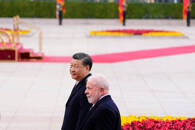El presidente brasileño, Luiz Inácio Lula da Silva, y su par chino, Xi Jinping, asisten a una ceremonia de bienvenida en el Gran Salón del Pueblo de Pekín, China.