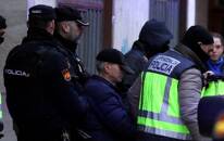 FOTO DE ARCHIVO: Agentes de la Policía Nacional española conducen a un hombre de 74 años detenido como sospechoso de ser el remitente de cartas-bomba en noviembre y diciembre a las embajadas de Ucrania y Estados Unidos y a varias instituciones en España