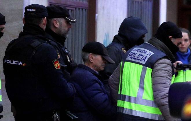 FOTO DE ARCHIVO: Agentes de la Policía Nacional española conducen a un hombre de 74 años detenido como sospechoso de ser el remitente de cartas-bomba en noviembre y diciembre a las embajadas de Ucrania y Estados Unidos y a varias instituciones en España