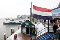 FOTO DE ARCHIVO: Una bandera neerlandesa flota en el puerto de Volendam, cerca de Ámsterdam