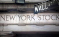 Imagen de archivo de una señal de Wall Street al exterior de la Bolsa de Nueva York, EEUU.