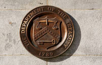 FOTO DE ARCHIVO: Un sello de bronce para el Departamento del Tesoro se muestra en el edificio del Tesoro de Estados Unidos en Washington