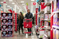 Varias personas compran en una tienda de Target en Chicago, Illinois, EEUU.