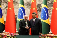 El presidente brasileño, Luiz Inácio Lula da Silva (izq), saluda a su par chino, Xi Jinping, tras una ceremonia en el Gran Salón del Pueblo de Pekín, China.