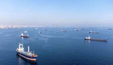 FOTO DE ARCHIVO. Embarcaciones comerciales, incluidas las que forman parte del acuerdo de granos del Mar Negro, esperan para pasar el estrecho del Bósforo frente a las costas de Yenikapi durante una mañana brumosa en Estambul, Turquía