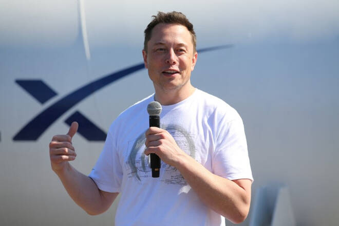 FOTO DE ARCHIVO. Elon Musk, fundador, consejero delegado y diseñador principal de SpaceX y cofundador de Tesla, habla en el concurso SpaceX Hyperloop Pod Competition II en Hawthorne, California, Estados Unidos
