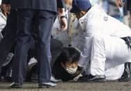 Un hombre, que se cree que es un sospechoso de haber lanzado un objeto cerca del primer ministro japonés, Fumio Kishida, es retenido por agentes de policía