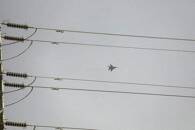 Un avión de combate sobrevuela Jartum durante los enfrentamientos