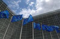 FOTO ARCHIVO: Banderas de la Unión Europea ondean frente a la sede de la Comisión Europea en Bruselas