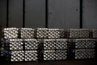 FOTO DE ARCHIVO: Pilas de bloques de estaño refinado, listos para ser exportados, se ven dentro de un almacén en Pangkal Pinang, en la isla de Bangka