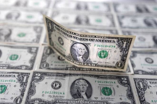 FOTO DE ARCHIVO: Billetes de dólar estadounidense se muestran en esta ilustración