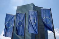 FOTO DE ARCHIVO: Banderas europeas frente al edificio del Banco Central Europeo (BCE), en Fráncfort