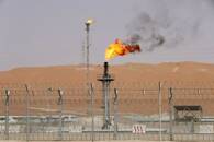 FOTO DE ARCHIVO. Las llamas se ven en las instalaciones de producción del campo petrolero Shaybah de Saudi Aramco en Barrio Vacío, Arabia Saudita