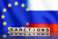 FOTO DE ARCHIVO: Letras de plástico ordenadas para leer "Sanciones" delante de los colores de la bandera de la UE y Rusia