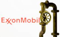 FOTO DE ARCHIVO: Una tubería de gas natural impresa en 3D delante del logotipo de ExxonMobil