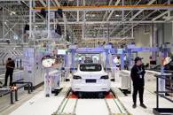FOTO DE ARCHIVO: Los vehículos Model 3 de Tesla fabricados en China durante un evento de entrega en su fábrica de Shanghái
